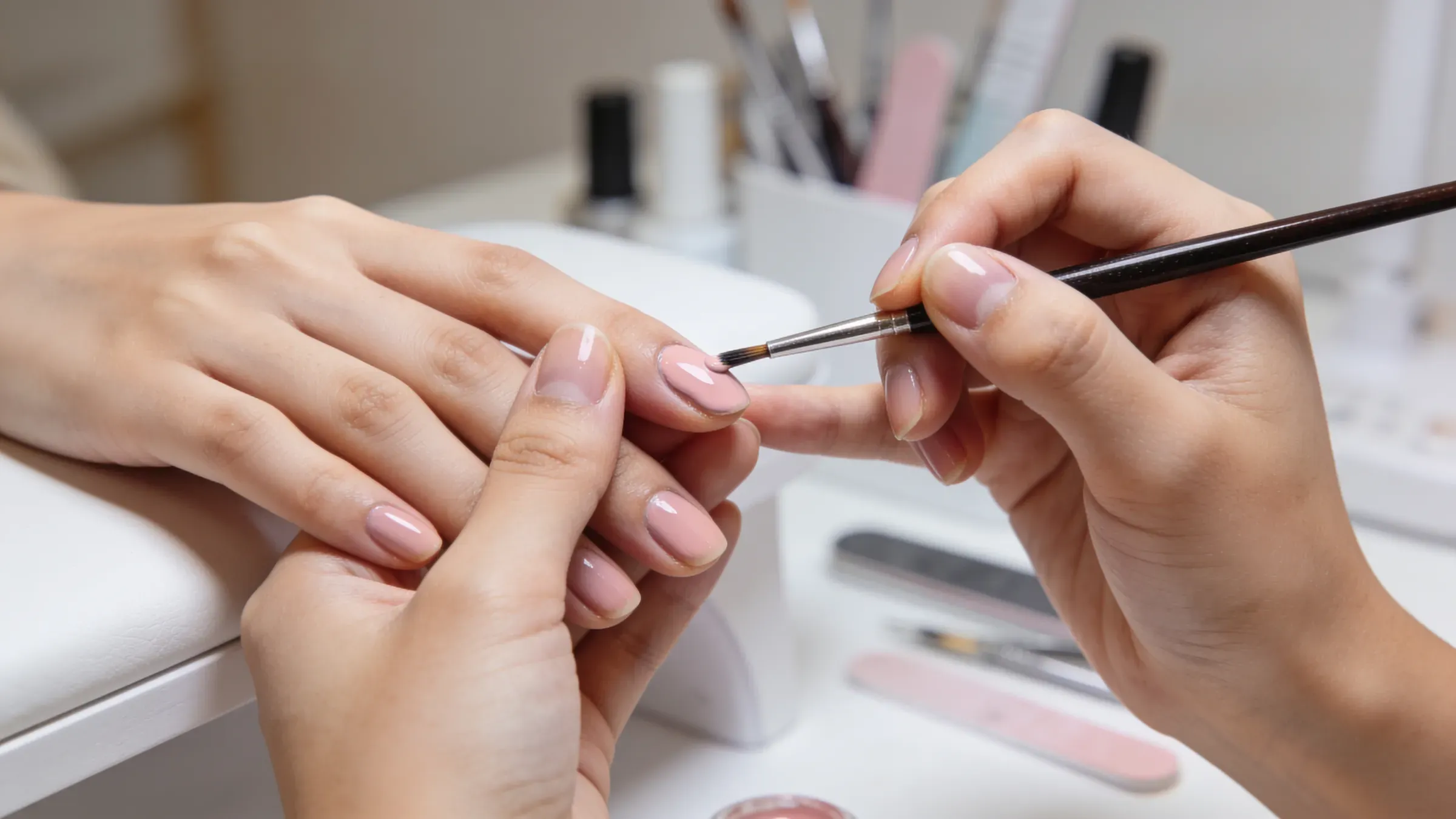 Aplicación de esmalte en gel en un estudio de uñas moderno con luz natural